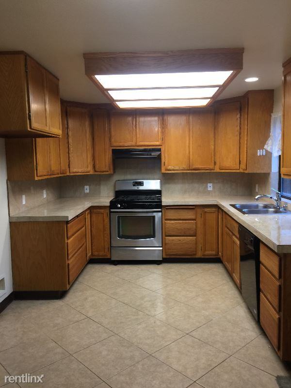 313 W 8th St - Photo 2 of 7