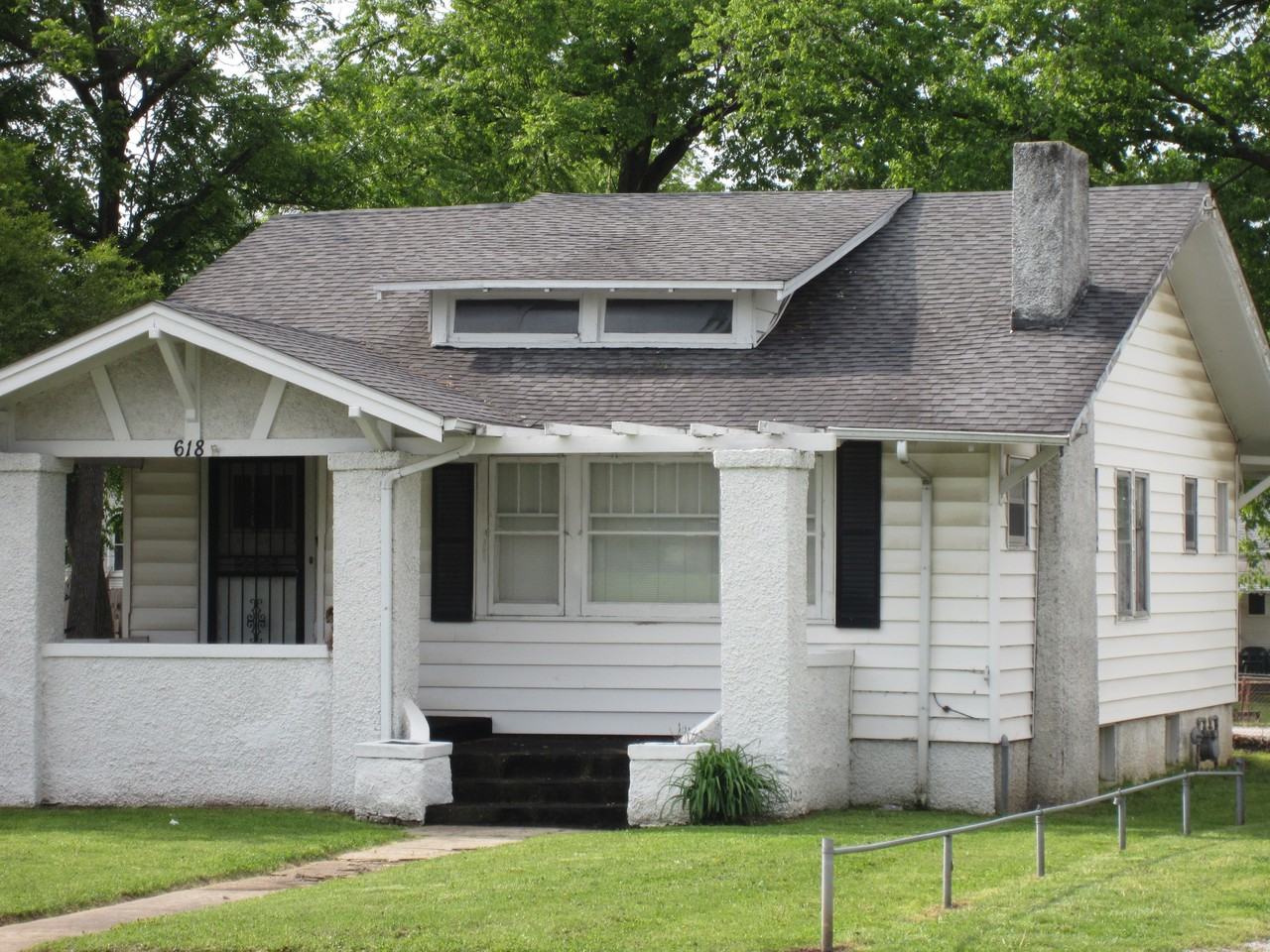 618 E Grand St - Photo 2 of 14