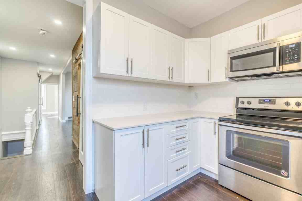 215 Wentworth St N - Photo 3 of 25