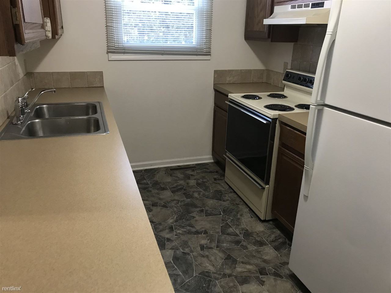 444 Plainfield Ct - Photo 2 of 8