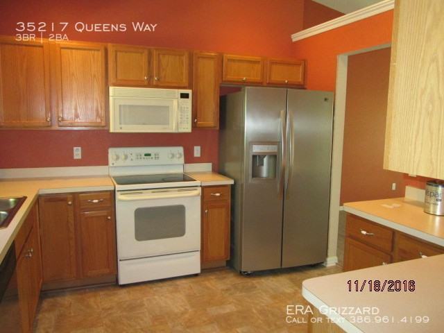 35217 Queens Way - Photo 2 of 12