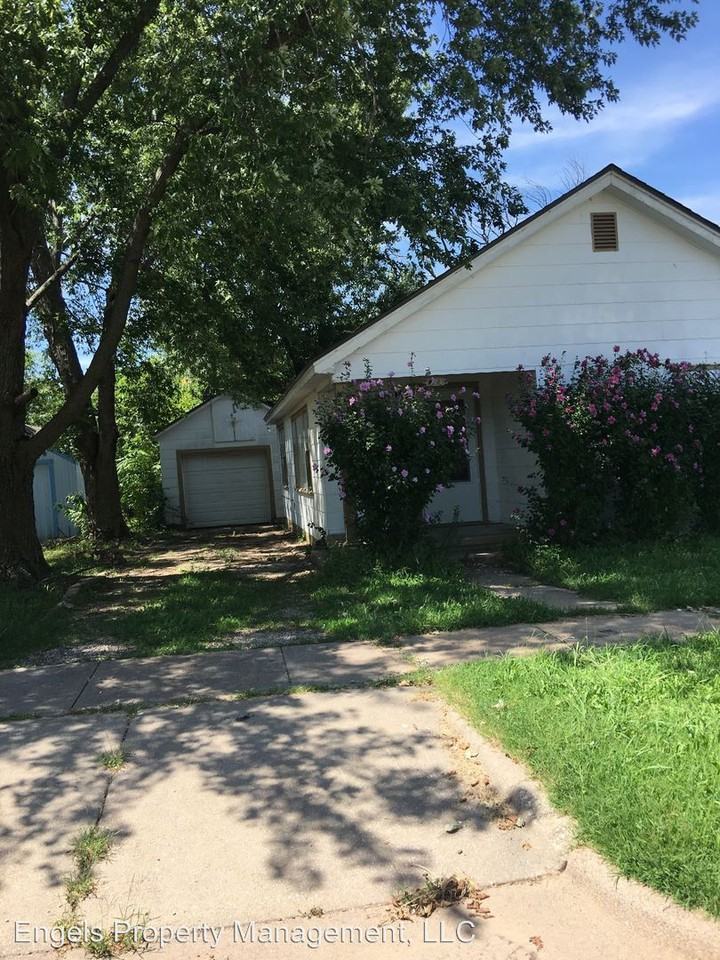 323 Poplar St - Photo 2 of 3