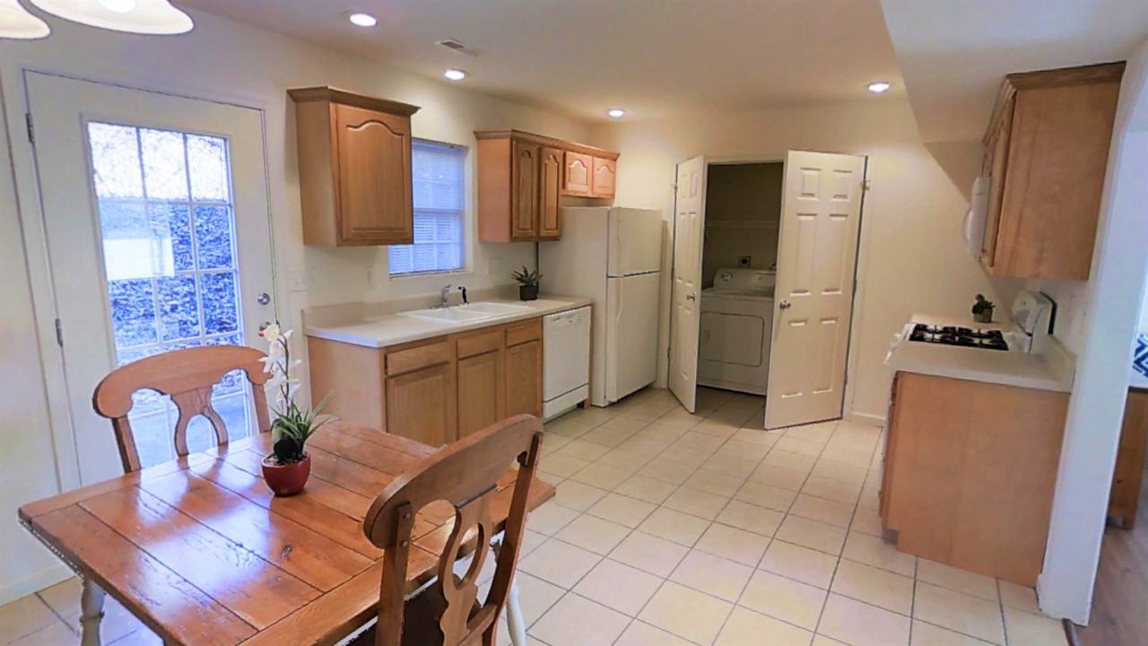 8 Warwick Ln - Photo 3 of 7