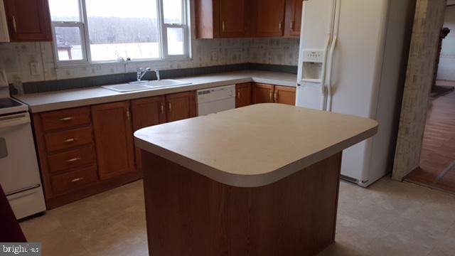 22098 Highland Rd - Photo 2 of 16