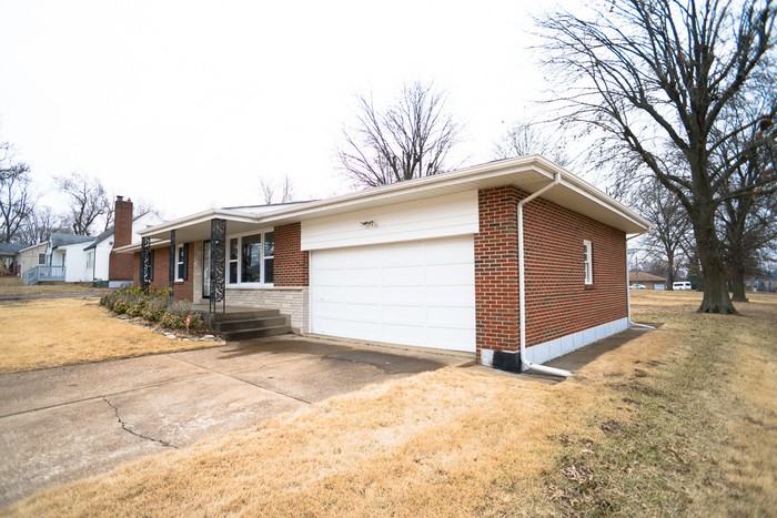 1664 Talisman Ln - Photo 3 of 22