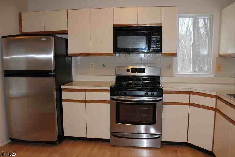 216 Woods Edge Dr - Photo 3 of 15