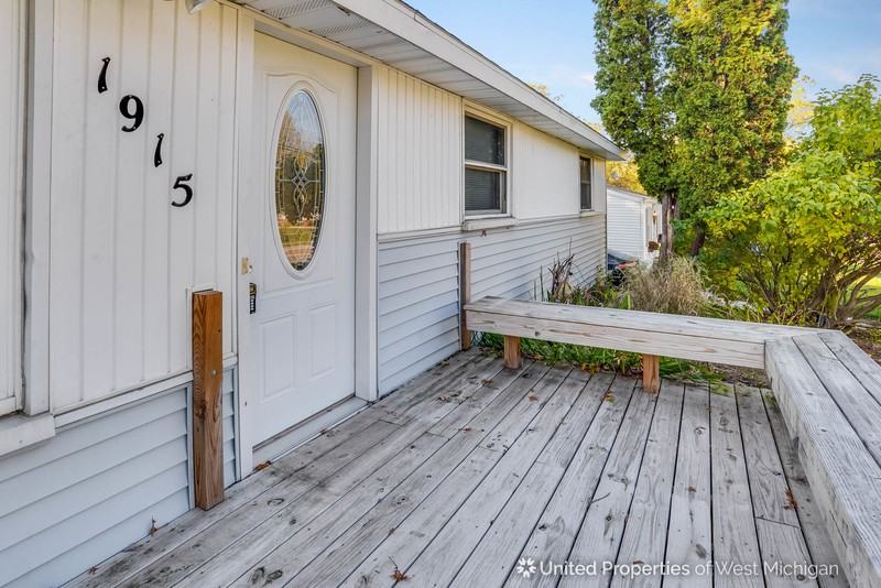 1915 Ball Ave NE - Photo 2 of 23