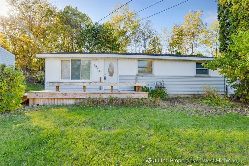 1915 Ball Ave NE - Photo 3 of 23