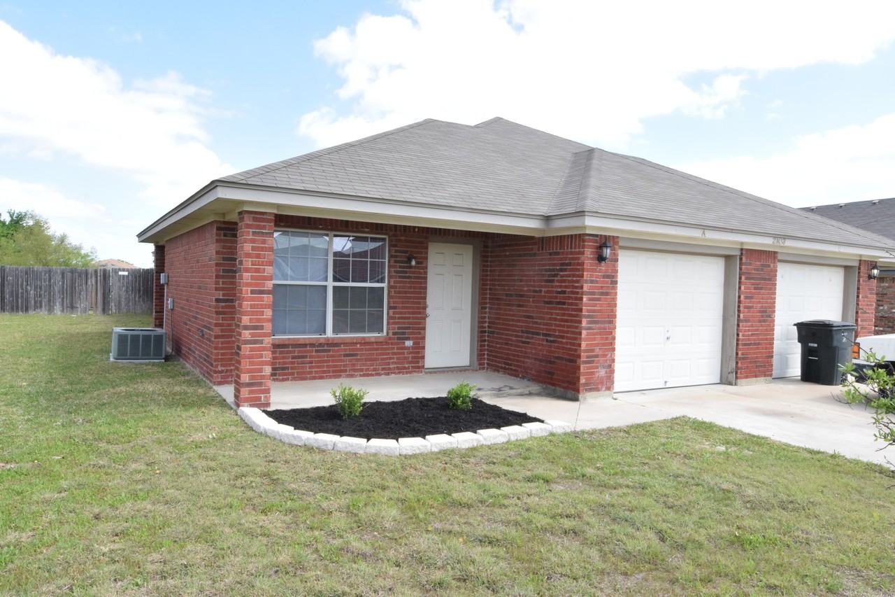2103 Schorn Dr - Photo 3 of 27