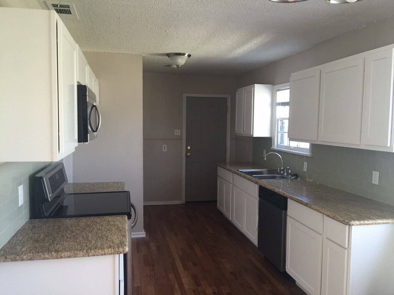 3012 33rd St - Photo 2 of 10