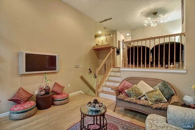 319 Midland Ct - Photo 3 of 20