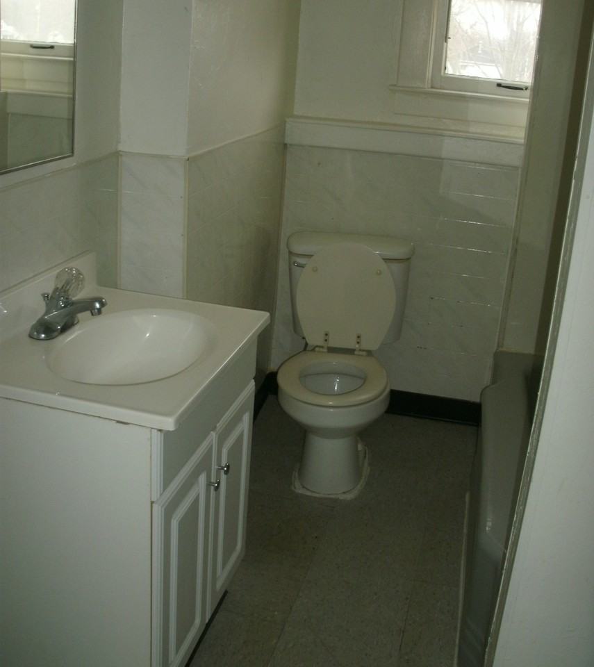 621 N Mill St - Photo 3 of 5