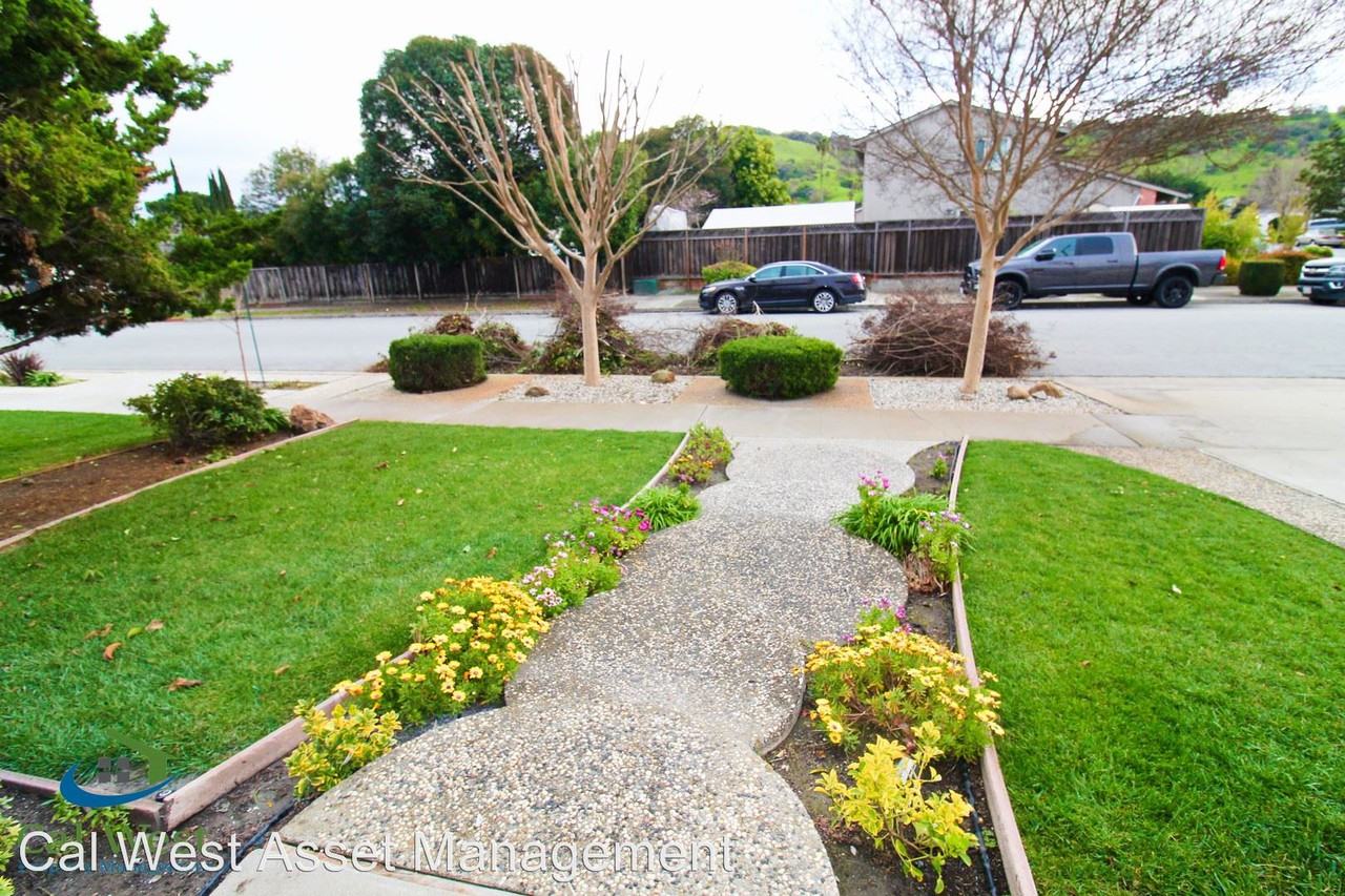 567 Suisse Dr - Photo 2 of 10