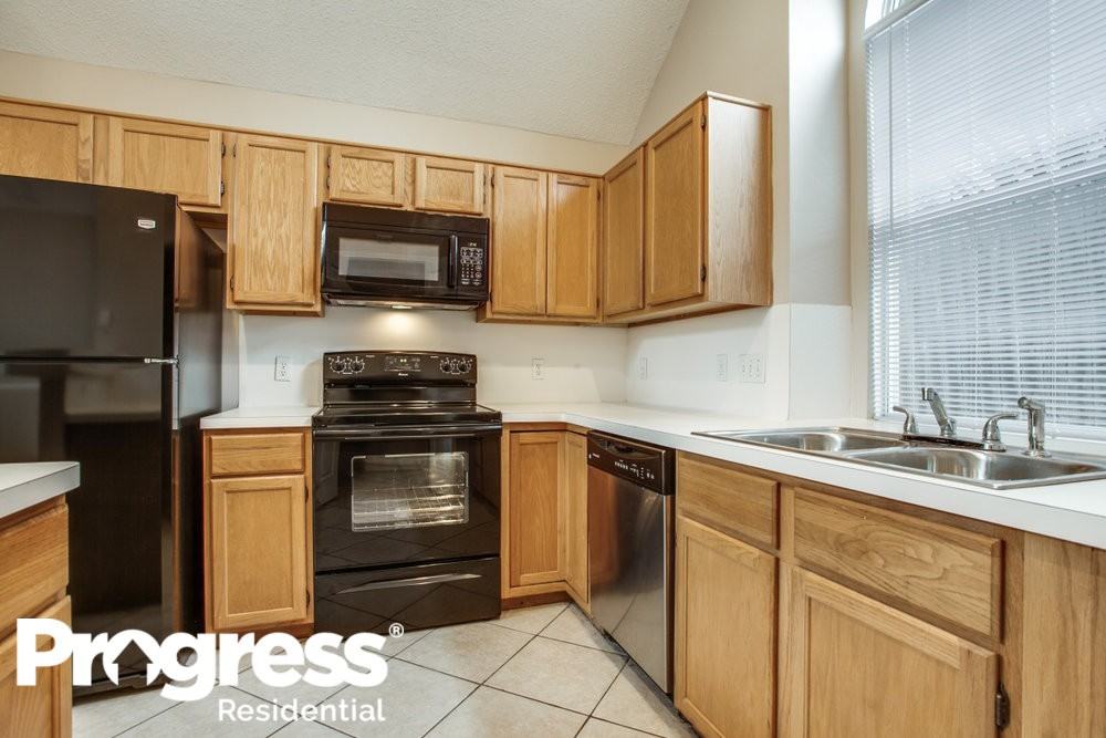 1806 Dartbrook Dr - Photo 3 of 10