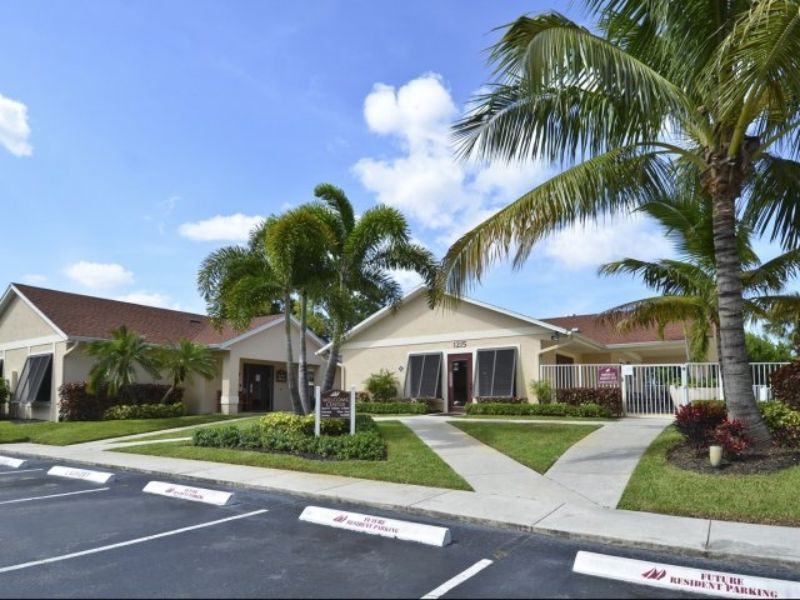 1215 Se Glenwood Dr - Photo 2 of 10