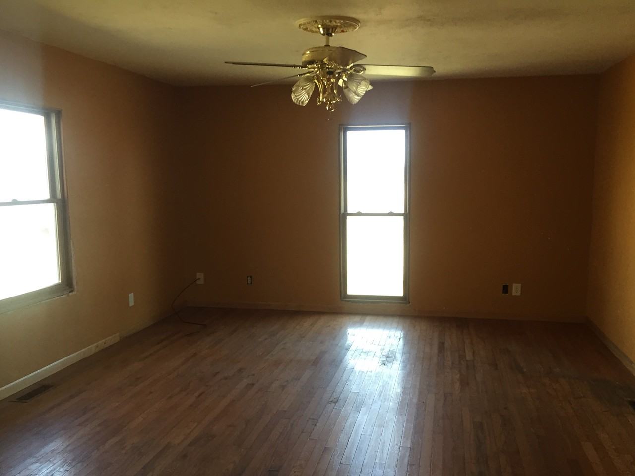 211 S School St - Photo 3 of 14