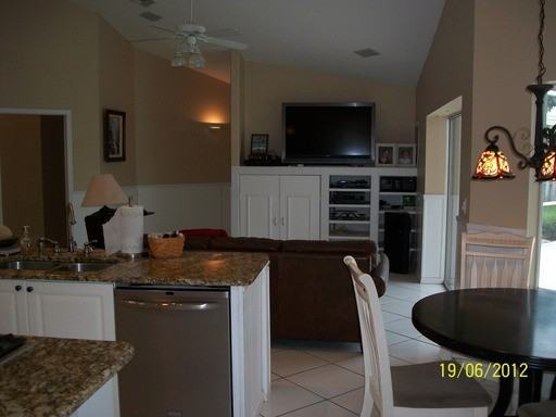 1735 Canterbury Dr - Photo 3 of 14