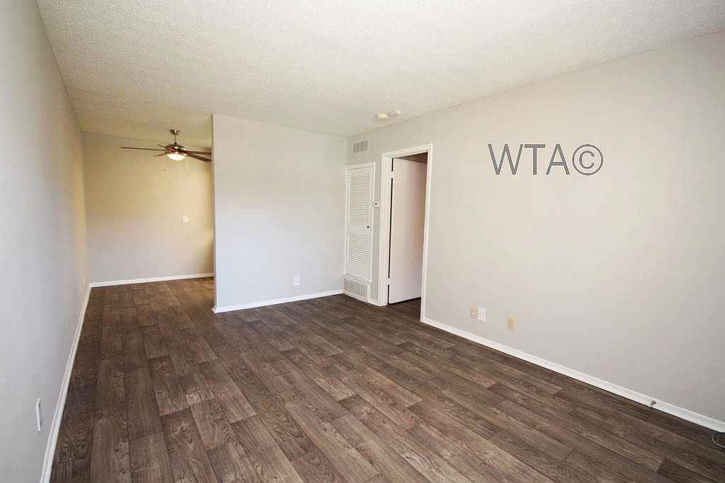 2211 W NORTH LOOP BLVD - Photo 2 of 25