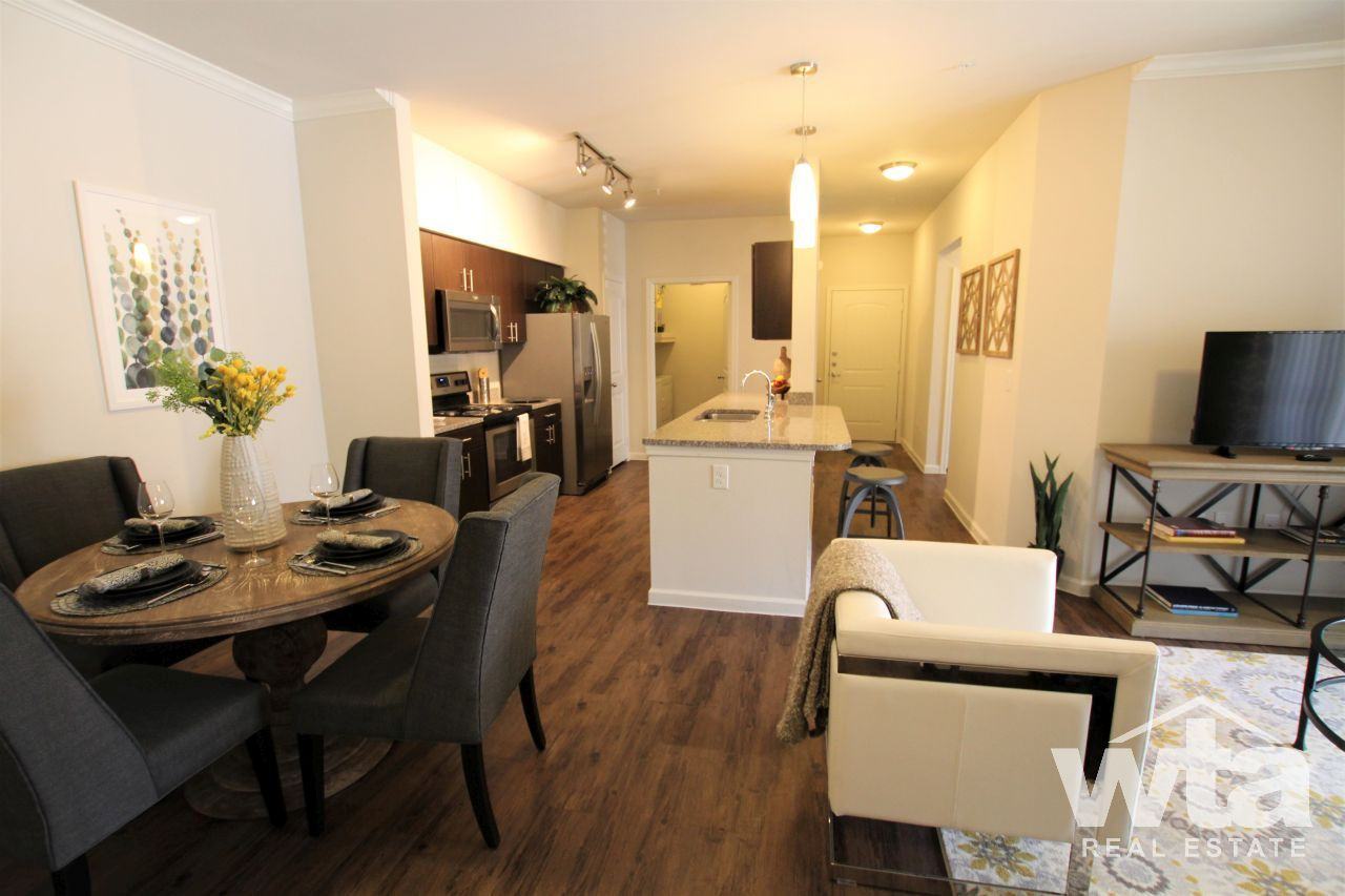 1701 OAK HILL LN - Photo 2 of 23