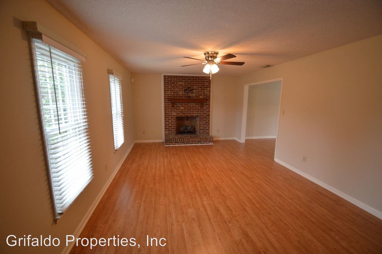 122 Carriage Dr - Photo 2 of 13