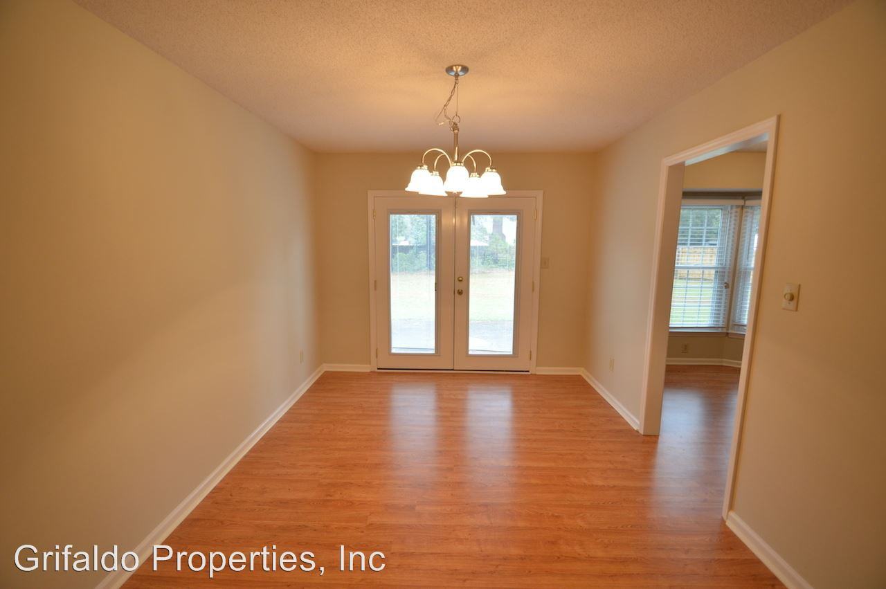 122 Carriage Dr - Photo 3 of 13
