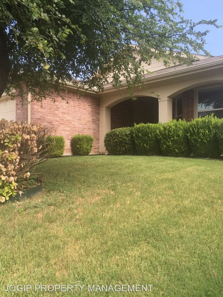 2704 Dexter Ct - Photo 3 of 29