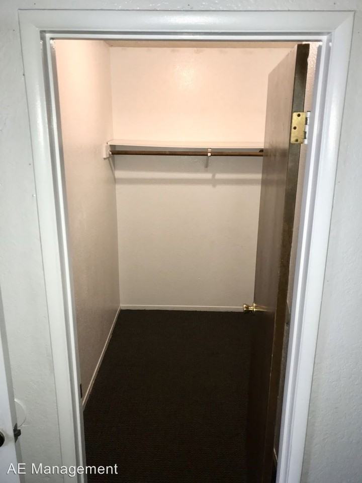 23815 Hemlock Ave - Photo 2 of 8