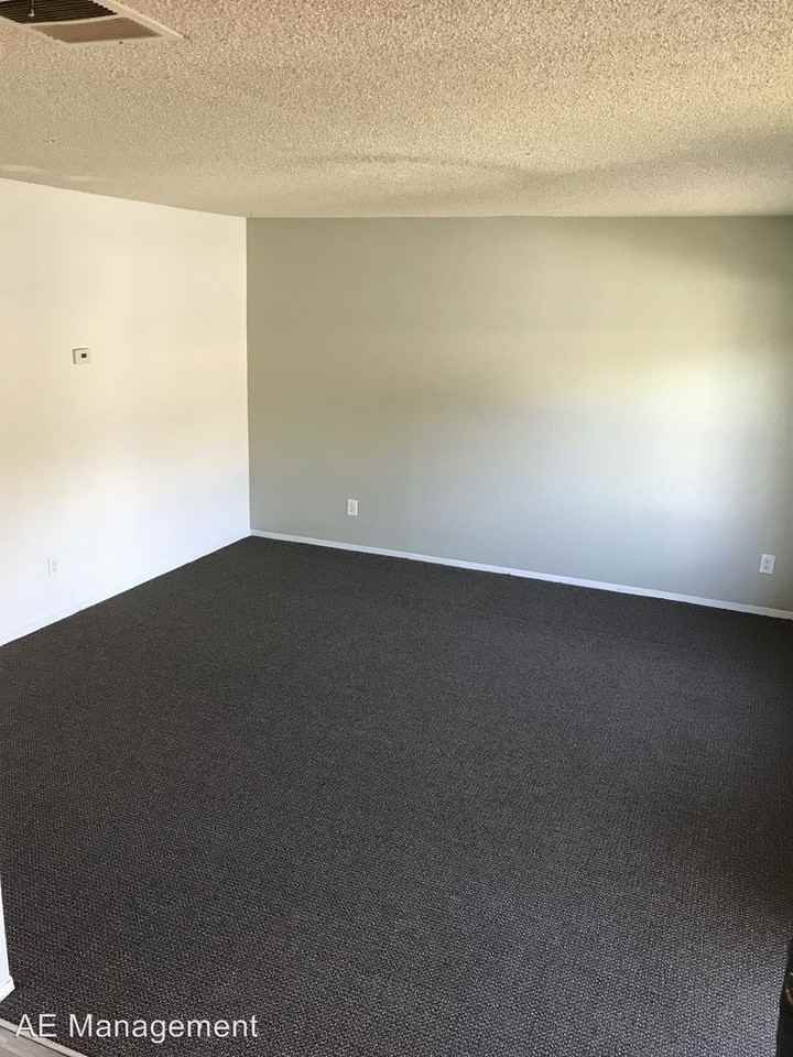 23815 Hemlock Ave - Photo 3 of 8