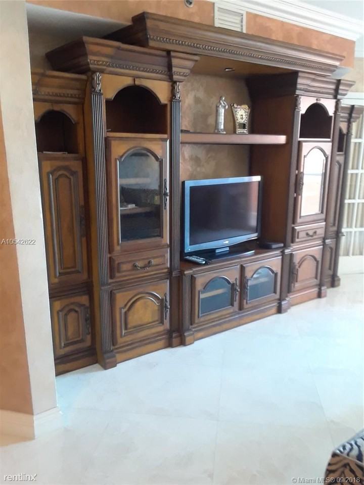 19333 Collins Ave - Photo 2 of 19