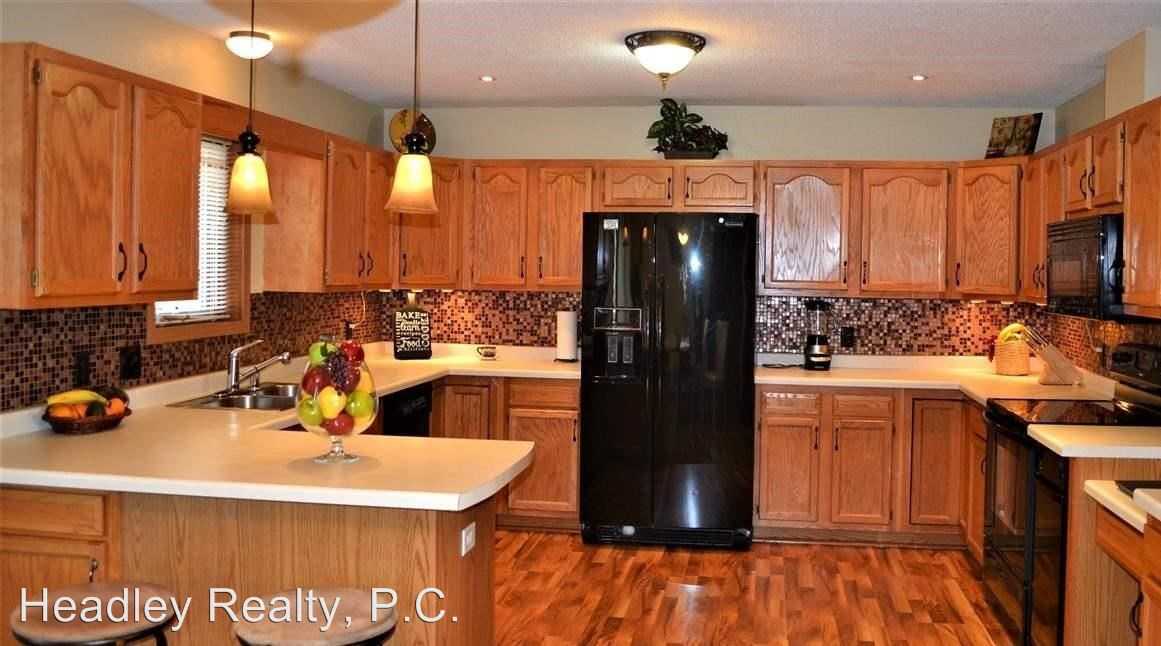 1017 Brock Ln - Photo 3 of 5