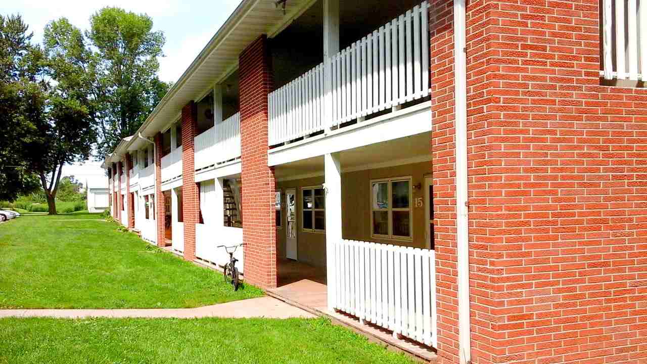 1111 N 11th Ave E - Photo 2 of 10