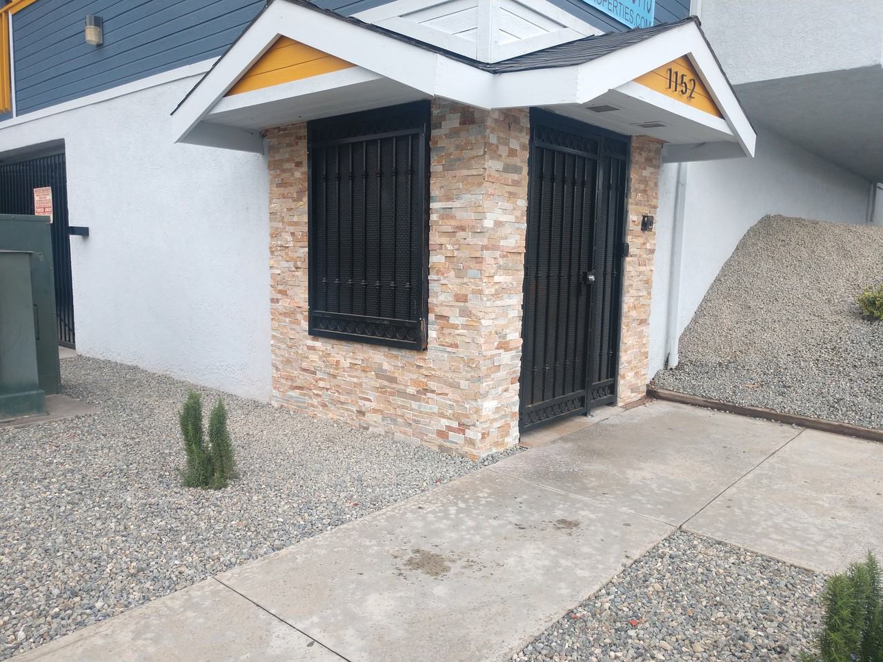 1152 Pine Ave - Photo 2 of 5