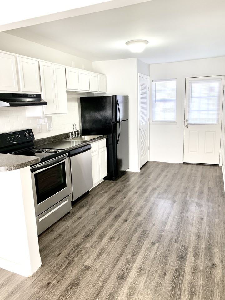 615 Idlewild Circle - Photo 3 of 10