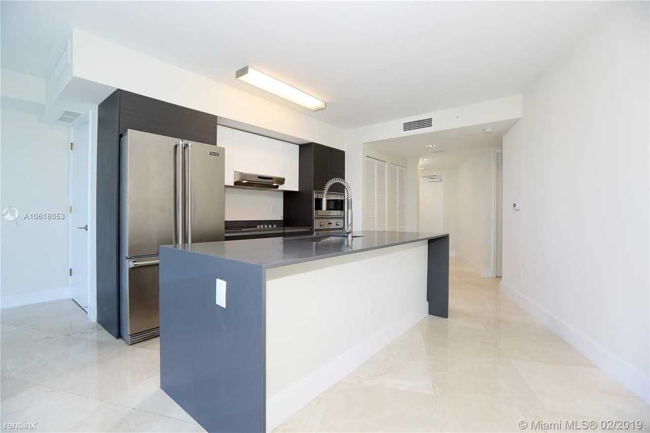 9821 E Bay Harbor Dr - Photo 3 of 11