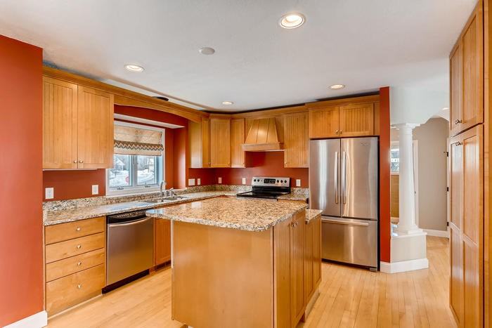 606 Lincoln Dr NE - Photo 2 of 17