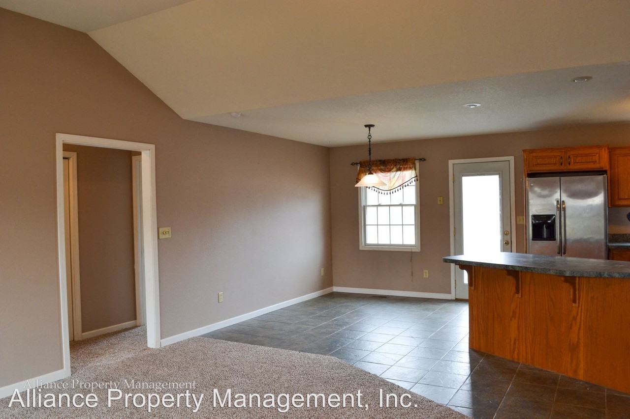 101 Snyder Dr - Photo 2 of 16