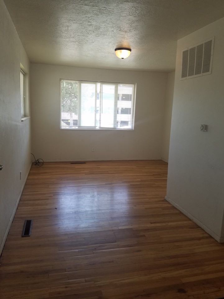 171 Westminster Ave S - Photo 3 of 8