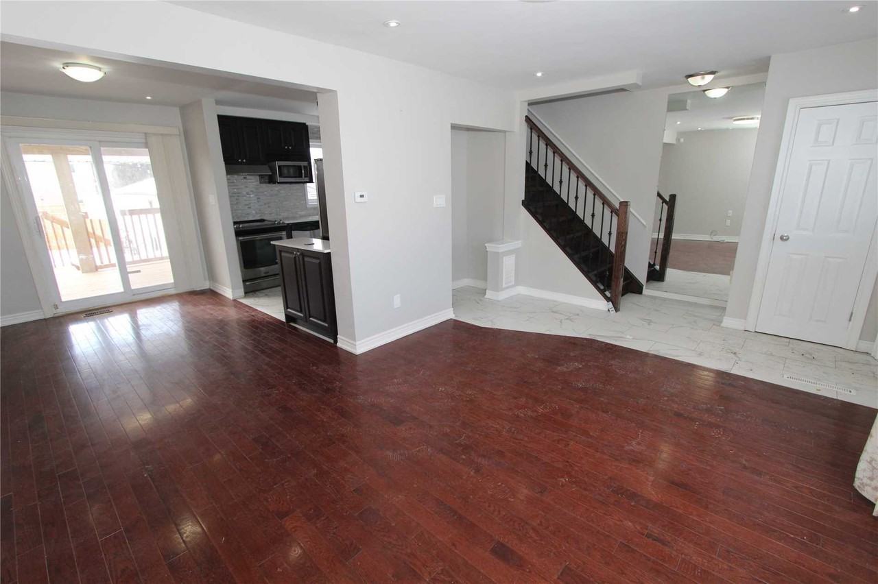 125 Chestnut Crescent - Photo 3 of 12