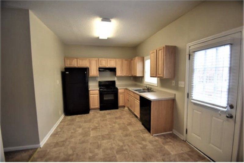 145 Oak St - Photo 3 of 10