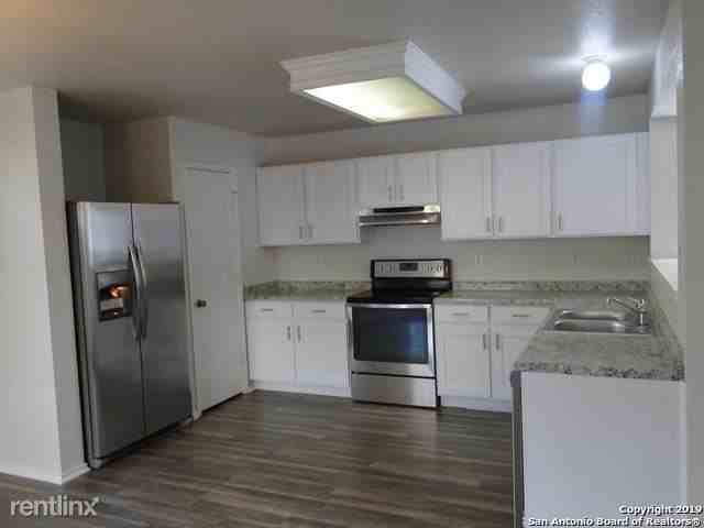 421 Hampton Cv - Photo 3 of 11