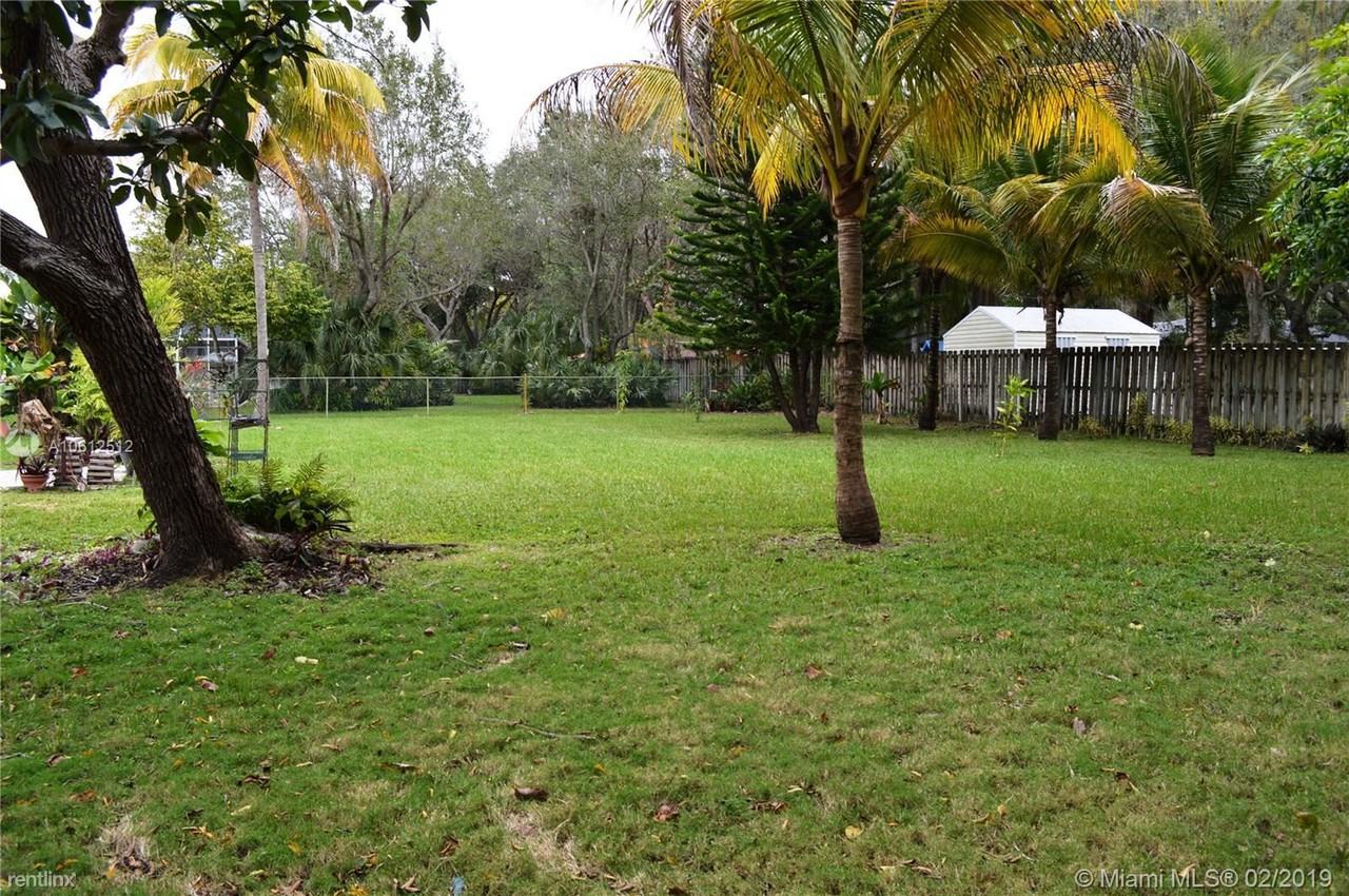 16425 SW 75th Ave - Photo 2 of 8