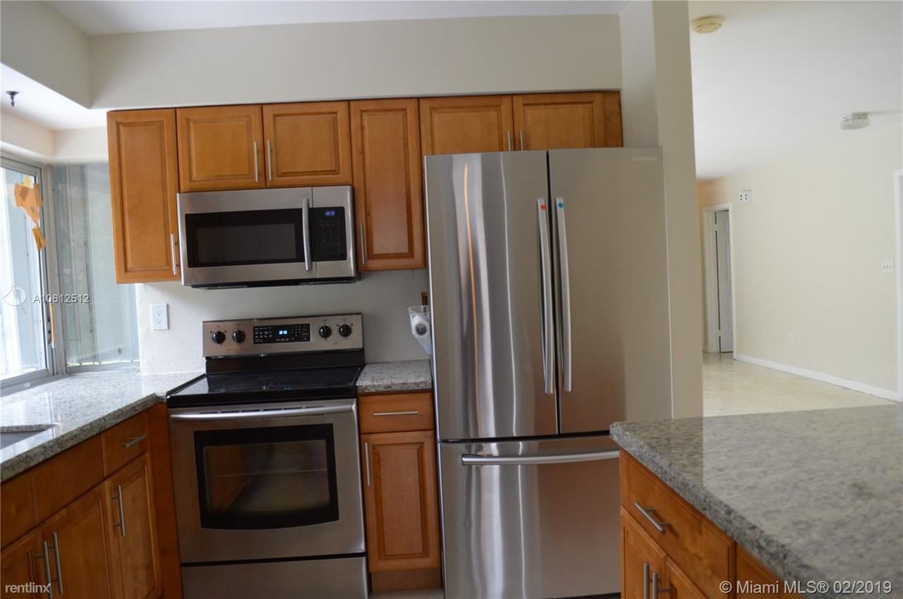 16425 SW 75th Ave - Photo 3 of 8