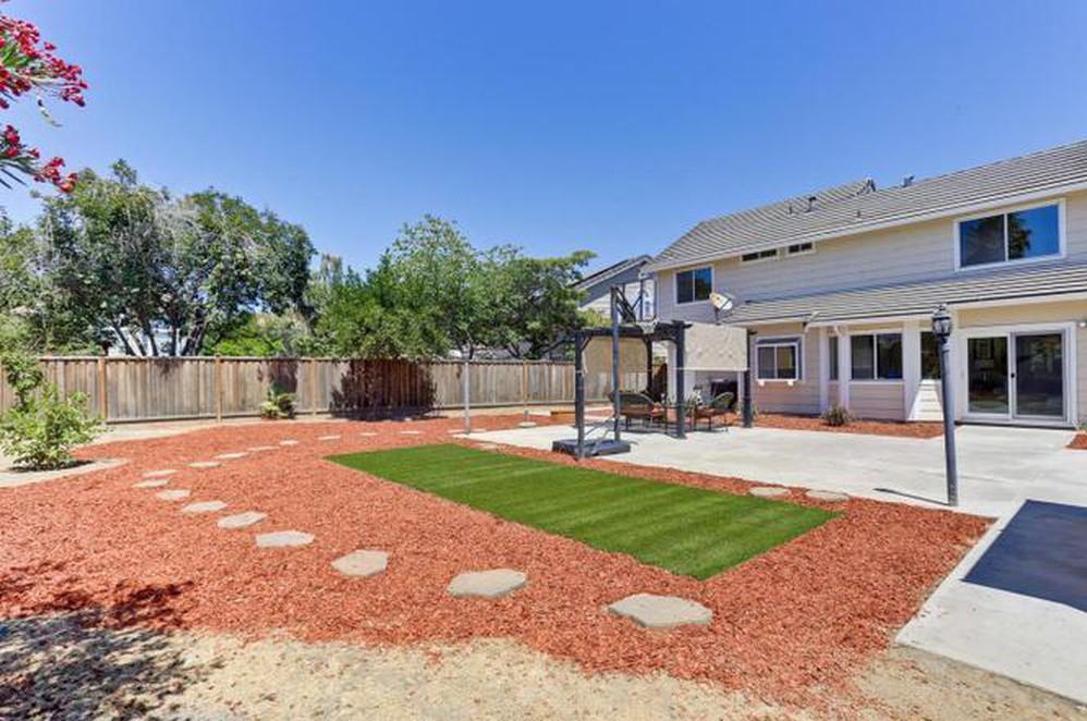 1523 Jonesboro Ct - Photo 2 of 7