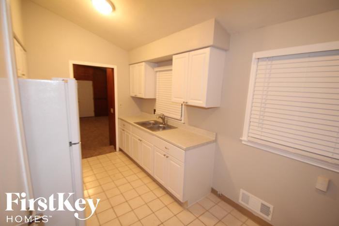 1710 Lilac Ln - Photo 3 of 15