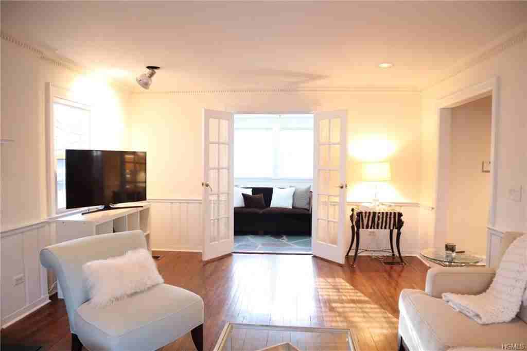 81 Woodlawn Ave - Photo 2 of 8