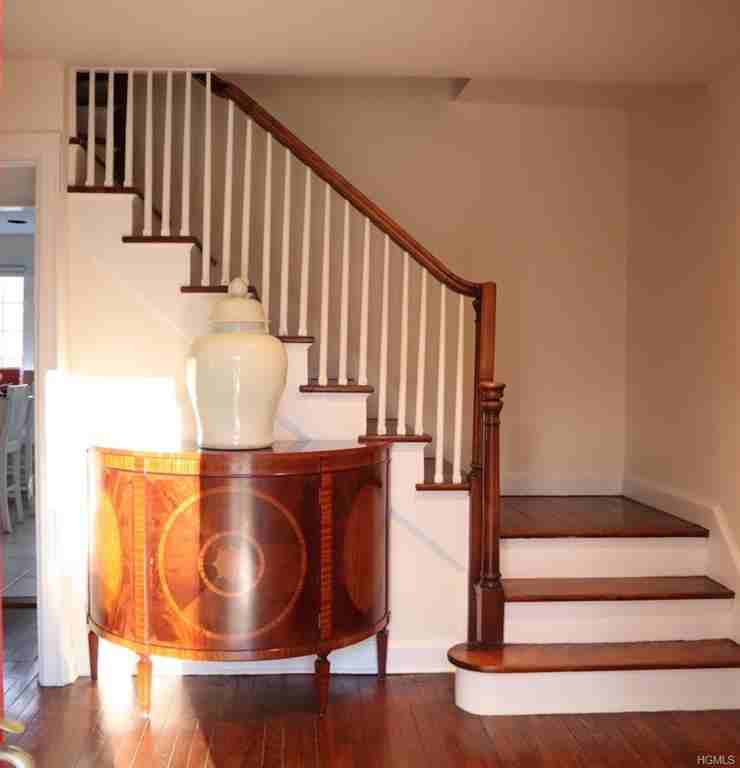 81 Woodlawn Ave - Photo 3 of 8