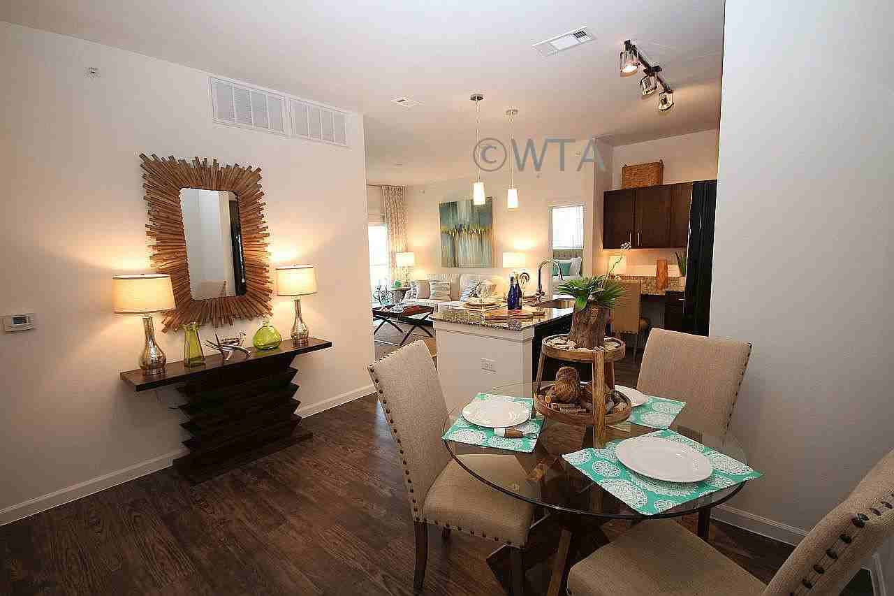 14233 The Lakes Boulevard - Photo 2 of 7