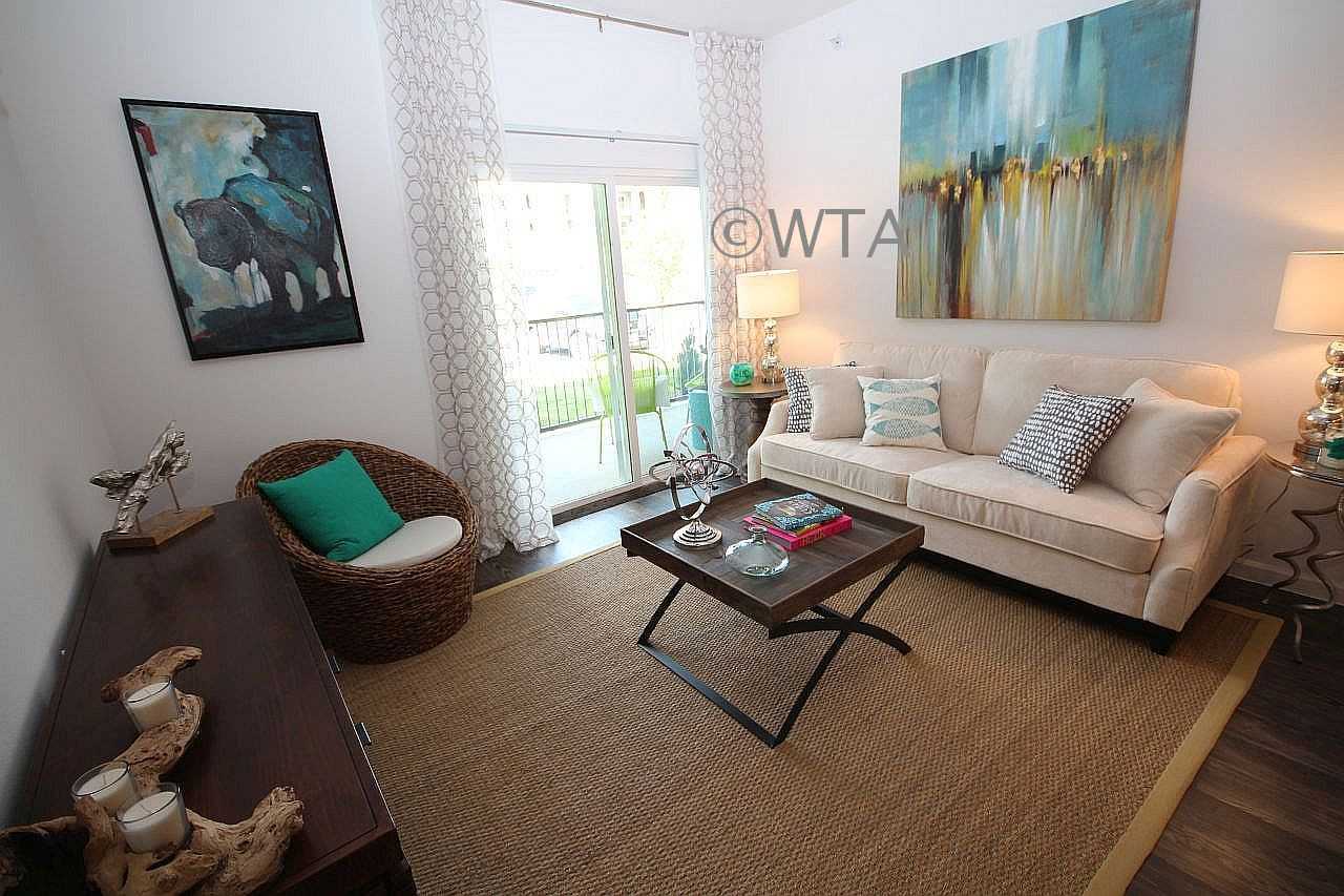 14233 The Lakes Boulevard - Photo 3 of 7