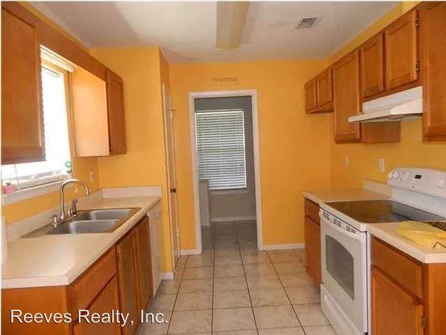 795 Royal Woods Dr W - Photo 2 of 8