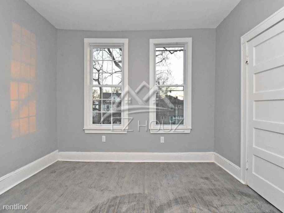 5317 Hamlin Ave - Photo 3 of 11